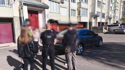 На Прикарпатті викрили двох сутенерок зі Львівщини