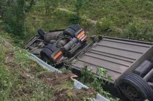 На Львівщині перекинулася вантажівка (фото)