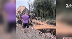 На Хмельниччині з мосту злетіла вантажівка із двома причепами (відео)