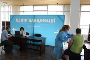 Центри вакцинації на Львівщині продовжують працювати у святкові дні 23 і 24 серпня: графік роботи