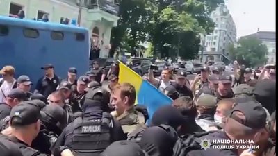 Під час ЛГБТ-параду у Києві затримали військового з протезом: поліція офіційно прокоментували інцидент (ФОТО/ВІДЕО)