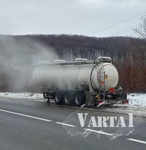 Увага! На трасі Львів-Івано-Франківськ покинули пошкоджену цистерну з невстановленою речовиною (ФОТО)