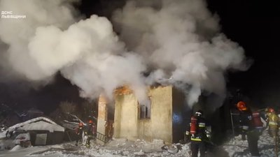 У Львові надзвичайники і поліцейські врятували людину з палаючого будинку (ВІДЕО)
