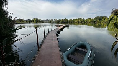 Громада Лисиничів роками бореться за водойми, що опинились у руках забудовників