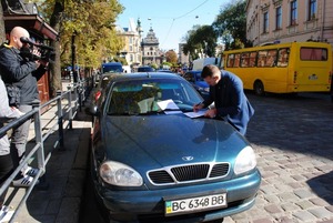 З листопада у Львові на водіїв-порушників почнуть «полювати» інспектори з паркування (фото, відео)