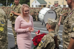 На Львівщині шестеро військових під час присяги освідчилися своїм дівчатам (фото)