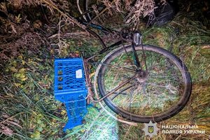 Фото: Поліція Рівненської області. Велосипед, виявлений на узбіччі після наїзду автомобіля.