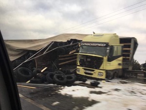 На Львівщині перевернулась вантажівка (фото)