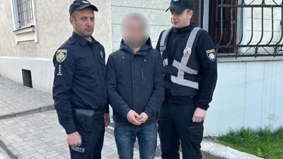 Поліція затримала жителя Жовкви, який облив томатним соком скульптуру Матері Божої