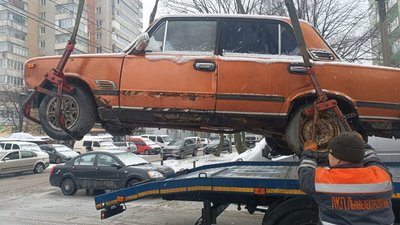 У Львові за тиждень забрали з вулиць 5 занедбаних авто