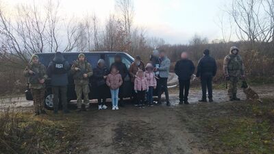 Серед них – діти: на Львівщині поблизу кордону затримали громадян Іраку (ФОТО)