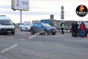 Сьогодні в Сокільниках біля ТЦ зіткнулись два автомобілі (фото/відео)