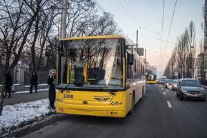 У київському тролейбусі раптово помер чоловік (фото)