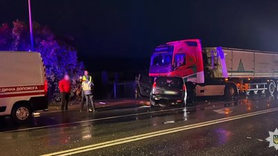 У Золочеві зіткнулися легковик і вантажівка, є загиблий