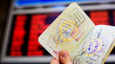 Польща та ще 10 країн вимагають припинити видачу шенгенських віз росіянам