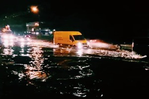 Як рятувальники витягували авто з водяної пастки у Тернополі (фото, відео)