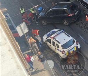 У Львові кур‘єр "Domino’s" потрапив під колеса автомобіля (фото)