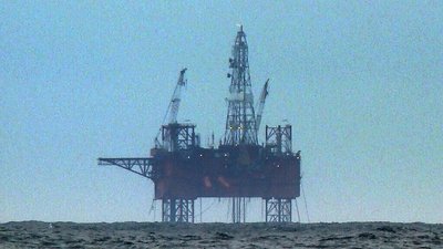 Російські винищувачі низько пролетіли над буровою платформою в Балтійському морі