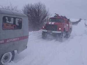 На Львівщині машина швидкої застрягла в заметі: допомагали рятувальники (фото)