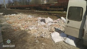 У Львові патрульні викрили чоловіків, які викидали будівельне сміття на узбіччя