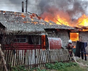 На Львівщині згорів гараж з автомобілем (фото)