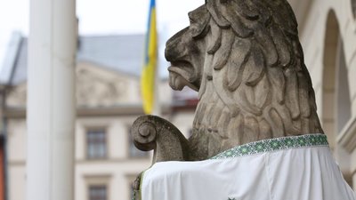 Перед Ратушею львівських левів одягнули у вишиті сорочки (ФОТО)