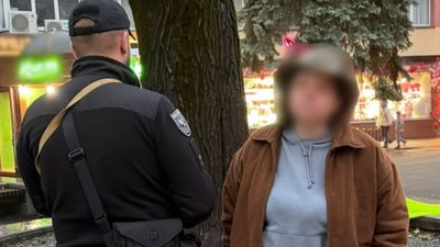 В Івано-Франківську жінка підпалила державний прапор України