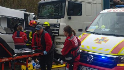 На Львівщині рятувальники деблокували травмованих із понівеченого в ДТП мікроавтобуса