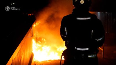 У Львові рятувальники ліквідували масштабну пожежу (ФОТО, ВІДЕО)