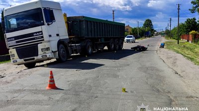 На Рівненщині мотоцикл з підлітками в'їхав у вантажівку