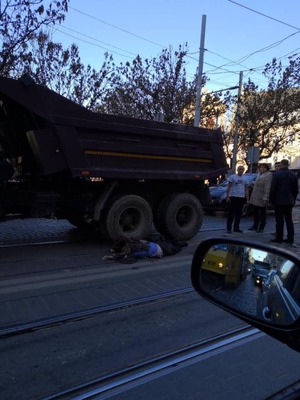 Смертельне ДТП у Львові: наїзд вантажівки на пішохода (фото) ОНОВЛЕНО