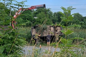 На Львівщині вантажівка злетіла з дороги (ФОТО)