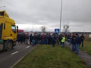 На Львівщині протестувальники заблокували дорогу (фото)