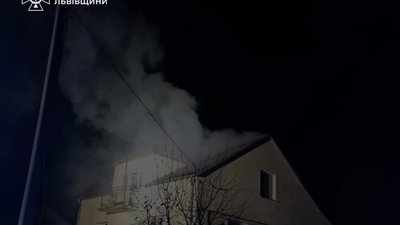 Нічна пожежа під Львовом: вогнеборці ліквідували займання у житловому будинку