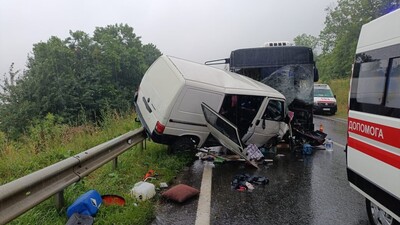 На Львівщині автобус потрапив у ДТП: водія та його напарника з місця аварії доставили до лікарні (ФОТО)   