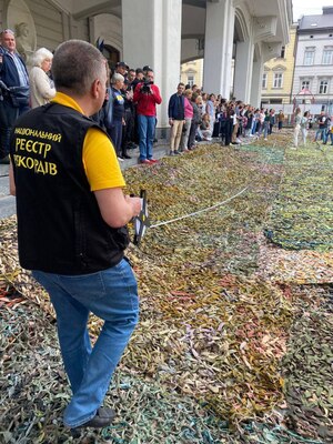 На Львівщині встановили національний рекорд — сплели найбільшу маскувальну сітку в Україні (ФОТО)