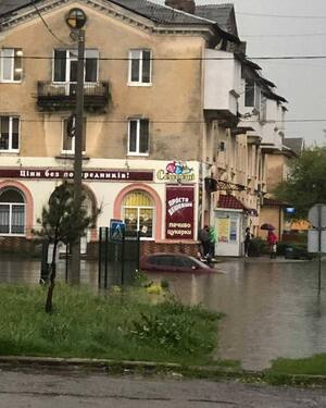 У соцмережах з’явилося відео, як у Червонограді після зливи плавають на надувних матрацах