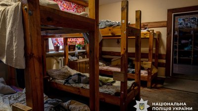 На Київщині в «реабілітаційному центрі» «рабовласники» незаконно утримували 58 людей