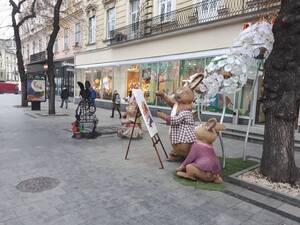 У Львові біля магазину Roshen спалили фігуру зайця