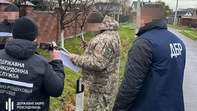На Волині ДБР викрило п’ятьох прикордонників, які за десять 10 тисяч доларів допомогли понад сотні чоловіків незаконно виїхати за кордон