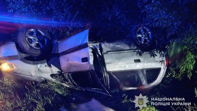 На Львівщині у ДТП перекинувся автомобіль