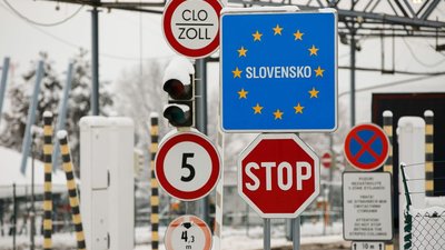 На кордоні український водій автобуса, покинув пасажирів та втік до Словаччини