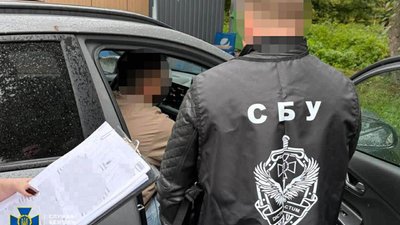 СБУ та Нацполіція викрили посадовця Львівської митниці, який сприяв контрабанді елітних прикрас