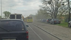 У Львові водії двох маршруток влаштували перегони по узбіччю дороги та тротуарі (ФОТО, ВІДЕО)