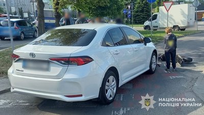 У Львові дитина на самокаті в'їхала в автомобіль “Toyota” (ФОТО)