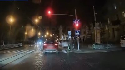 У центрі Львова водійка Mazda порушила ПДР просто перед патрульними (ВІДЕО)