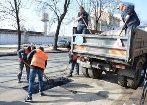 Мерія Львова обіцяє впродовж двох днів залатати аварійні ями на дорогах (фото)