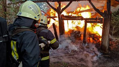 На Яворівщині вогонь знищив господарську будівлю