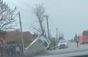 На Закарпатті мікроавтобус перекинувся в кювет (відео)