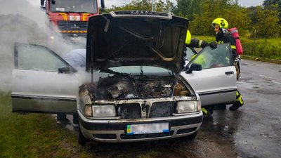 На Львівщині під час руху загорівся автомобіль (ФОТО)